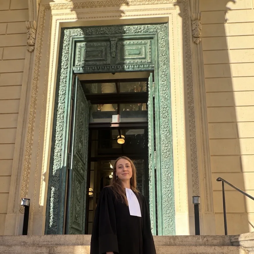 Maître Juliette Aubel, en robe d'avocate, devant le palais de justice d'Aix-en-Provence